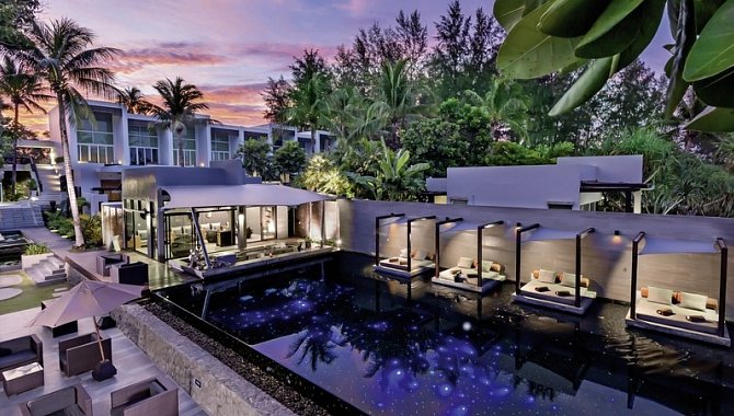 Außenbereich mit Sesseln und Liegen