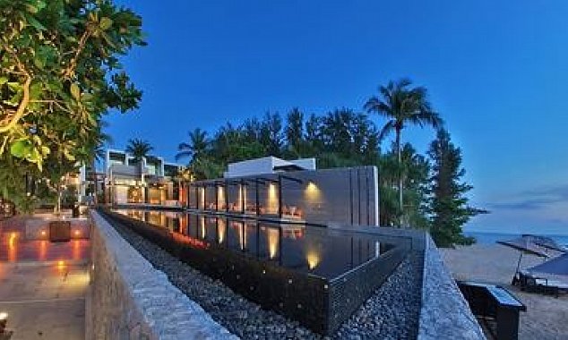 Beleuchtetes Hotel bei Nacht