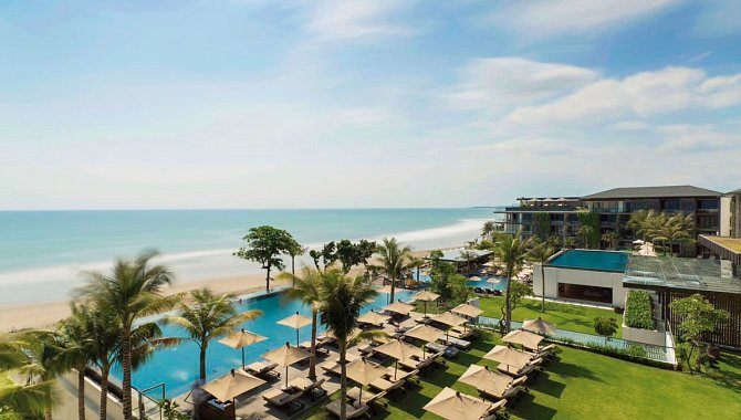 Pool und Liegen von oben