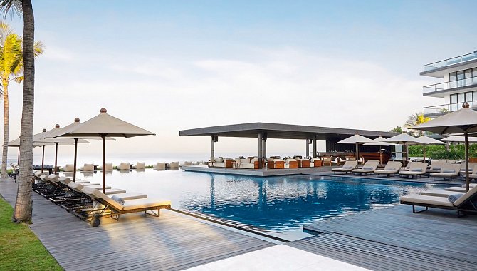 Pool mit Sonnenschirmen und Liegen