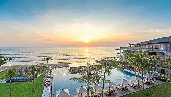 Blick auf Pool und Meer