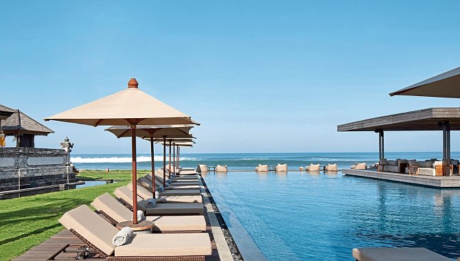 Pool und blauer Himmel