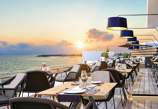 Hotelrestaurant auf Terrasse mit Meerblick