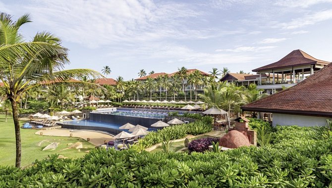 Poollandschaft mit Palmen