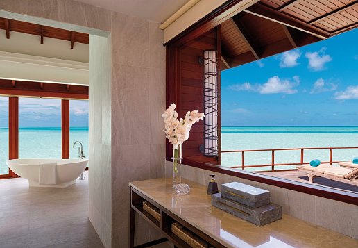 Hotelzimmer Badezimmer mit Meerblick