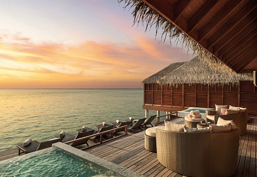 Private Veranda mit Pool und sitzmöglichkeiten auf dem Wasser mit Meerblick