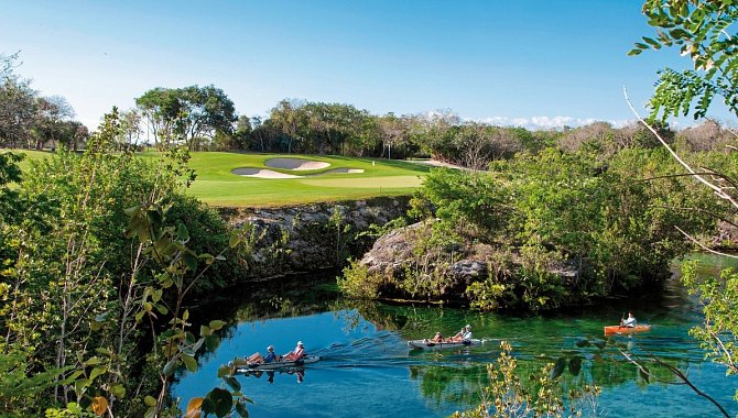 Fluss neben Golfplatz