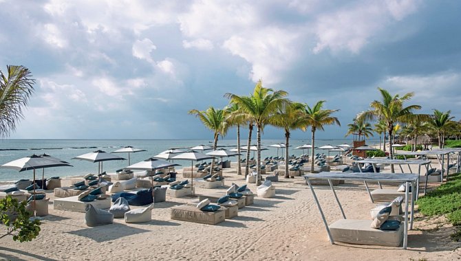 Sonnenliegen am Strand