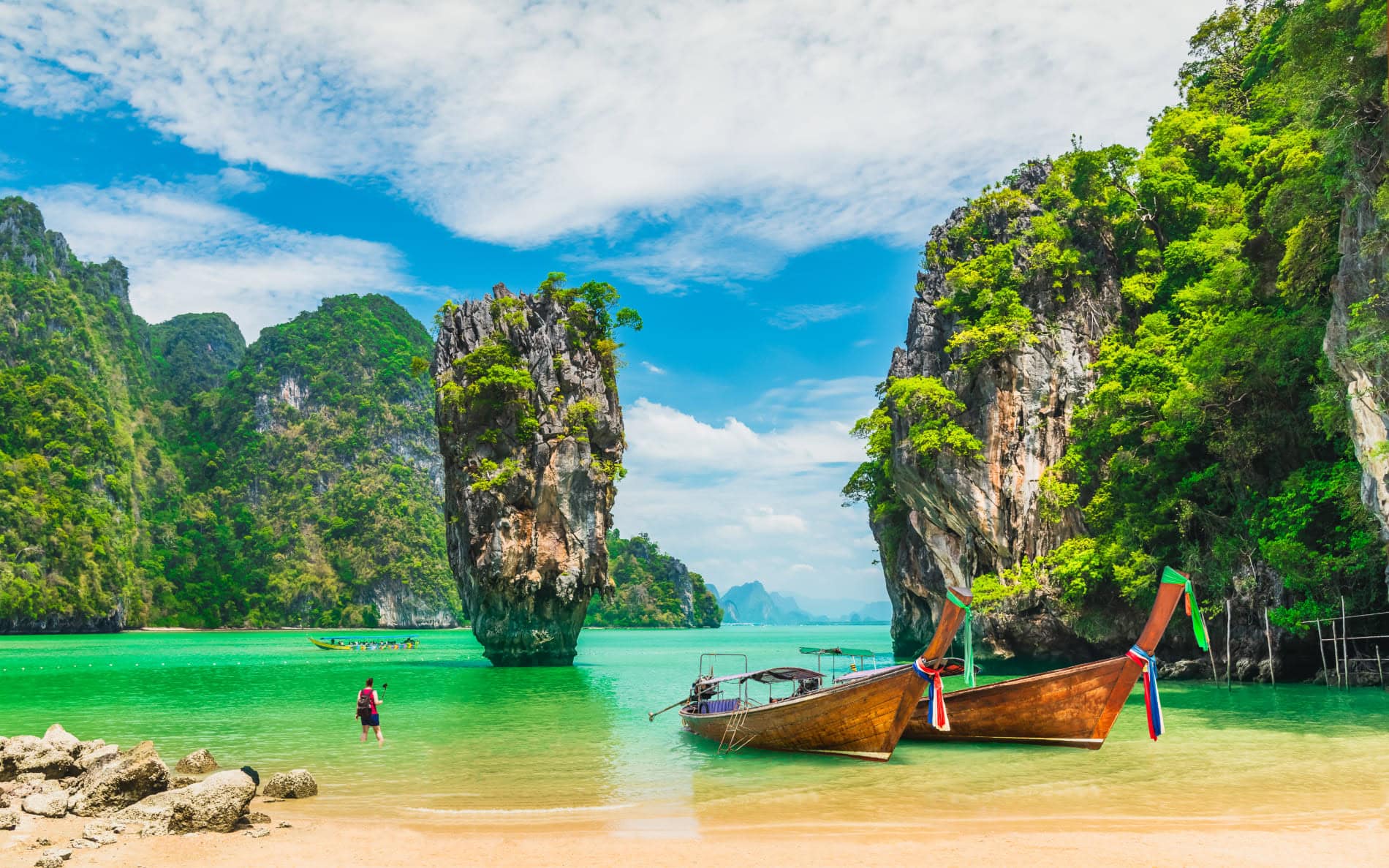 Die berühmte Phang Nga Bucht in Thailand, mit Booten