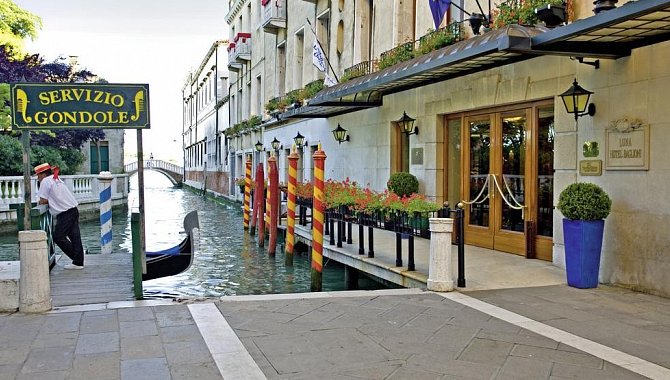 Hoteleingang mit Bootsanleger