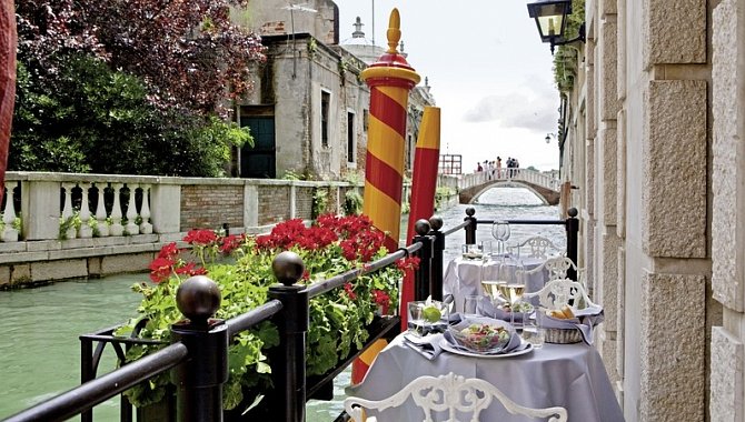 Hotelrestaurant auf Balkon am Wasser