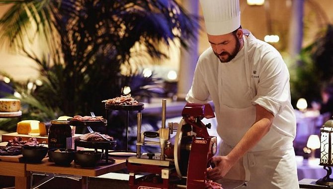 Koch arrangiert das Essen