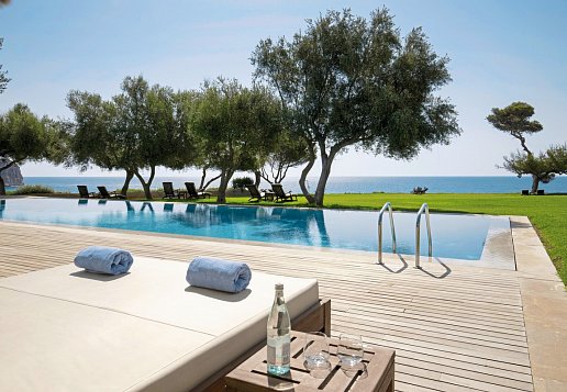 Pool mit Terrasse, Liegen, Wiese und Meerblick