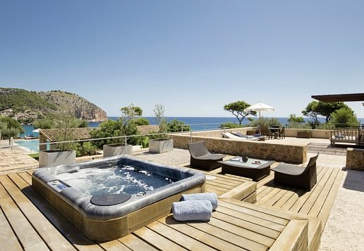 Whirlpool auf Holzterrasse mit Lounge