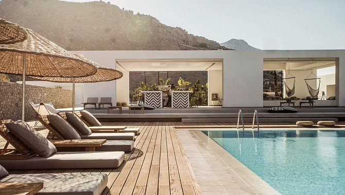 Pool mit Sonnenliegen