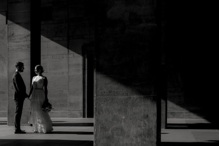 Hochzeitspaar in Schwarz weißer Urbanen Landschaft