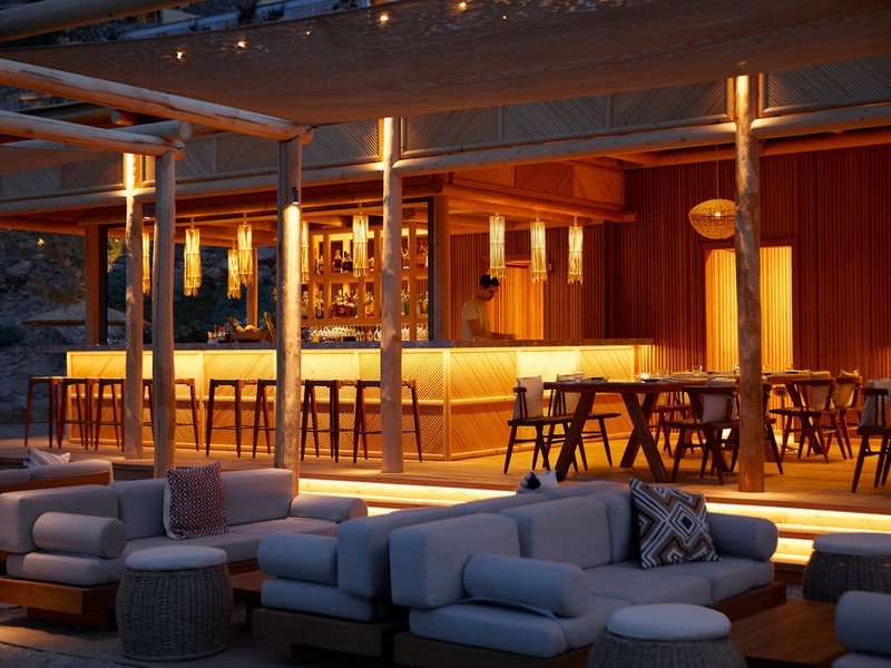 Beleuchtete Terrasse am Abend