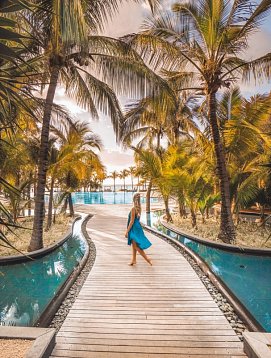 Holzsteg in der Gartenanlage