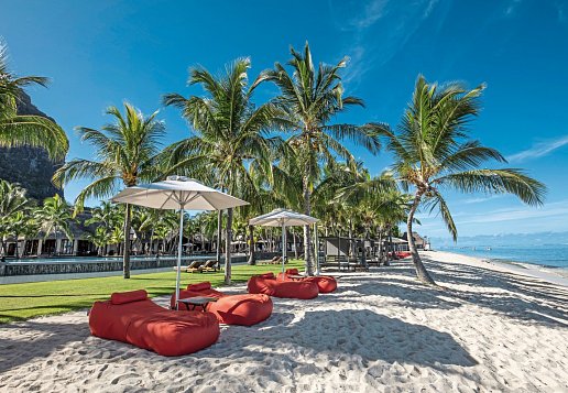 Strandliegen und Sonnenschirme