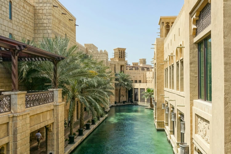 Traditionelle Gebäude und Kanal in Souk Madinat Jumeirah