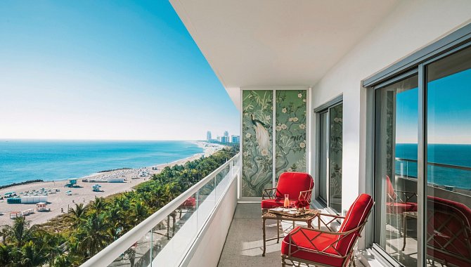 Balkon mit Blick aufs Meer