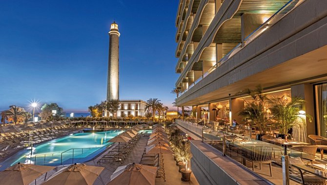 Hotelanlage mit Blick auf den Leuchtturm