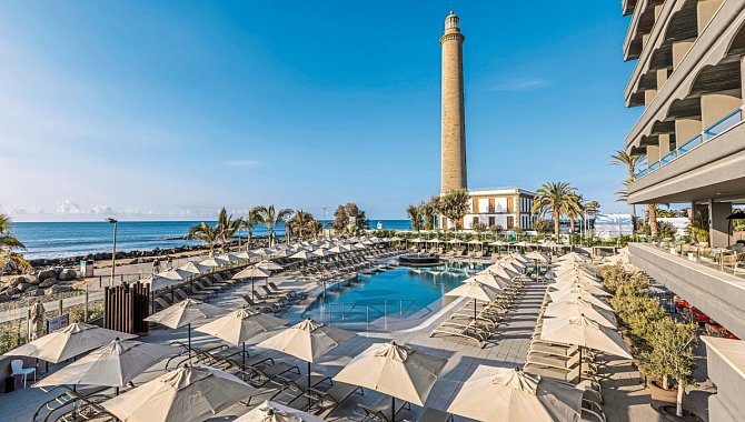 Hotelpool mit Sonnenliegen