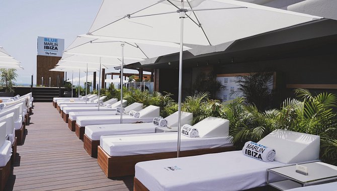 Sonnenliegen mit Schirmen