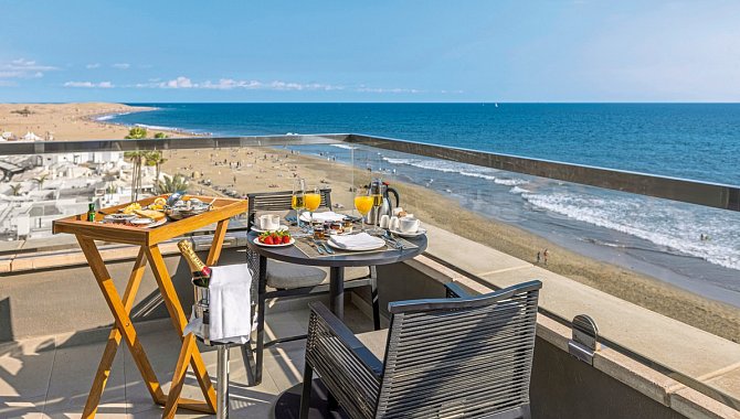 Esstisch für 2 auf balkon mit Blick auf Strandund Meer