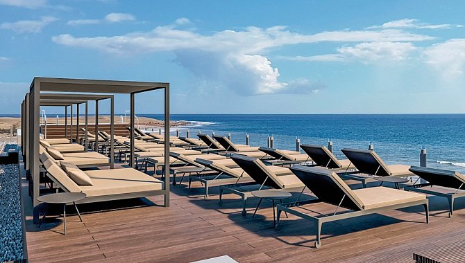 Terrasse am Strand mit Sonnenliegen