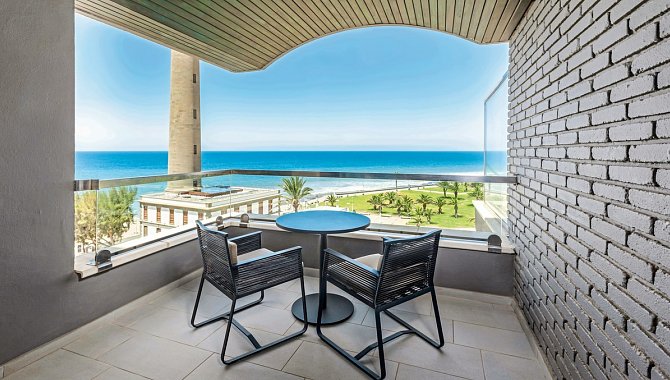 Balkon mit Tisch udn Stühlen