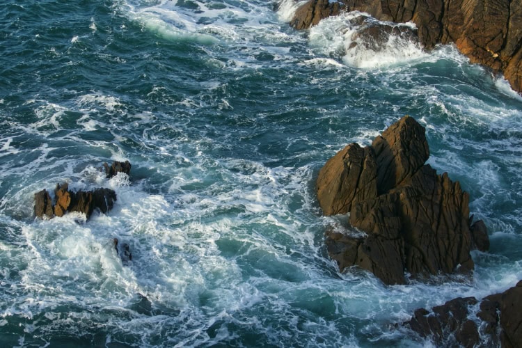 Das raue Meer an den Felsen der Bretagne