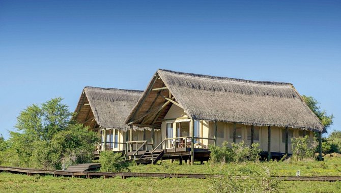 Hotelzimmer von Außen, kleine Hütten