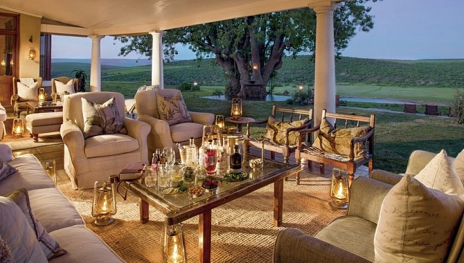 Veranda mit Aussicht auf die Landschaft am Abend