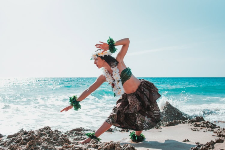 Hula-Tänzerin am Meer