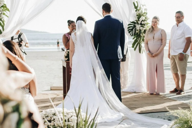 Hochzeitszeremonie in Pastelltönen