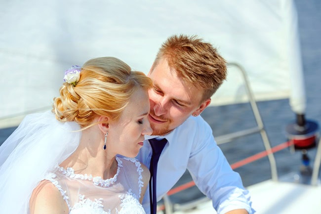 Ehepaar in Hochzeitskleidung auf Boot