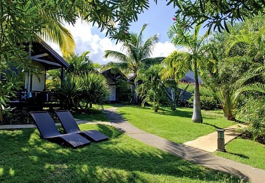 Sonnenliegen in der Gartenanlage