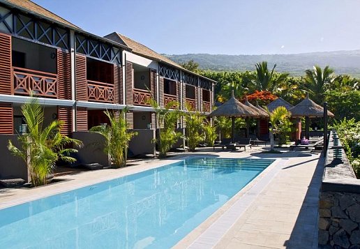 Pool und Hotelgebäude