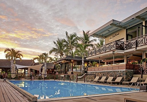 Pool und Hotelgebäude