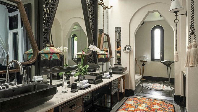 Luxuriöses Badezimmer mit Doppelwaschbecken und orientalischen Details