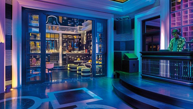 Moderner Clubbereich mit DJ-Pult und Bar im InterContinental Danang Sun Peninsula Resort
