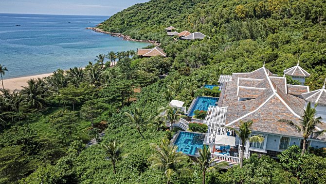 Luxusvilla mit privatem Pool und Meerblick