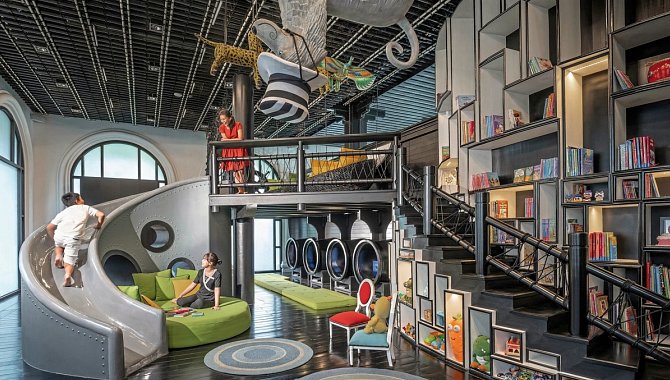 Kinderzimmer mit Rutsche, Leseecke und fantasievoller Einrichtung