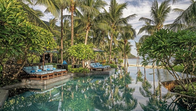 Poolanlage im tropischen Garten mit Liegen und Palmen im InterContinental Danang