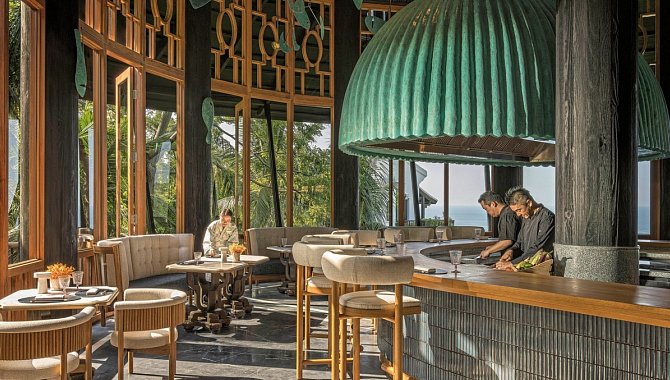 Stilvolles Restaurant mit großer Kupferhaube und Panoramablick auf das Meer