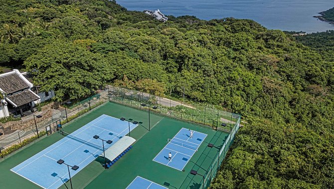 Tennisplätze in Hanglage mit Blick auf das Meer