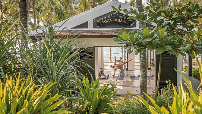 Yoga-Pavillon mit Teilnehmern bei einer Session direkt am Strand