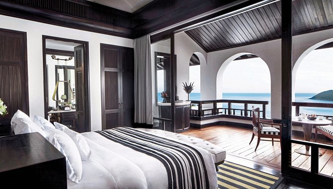 Luxuriöses Schlafzimmer mit Meerblick und Balkon im klassischen Stil