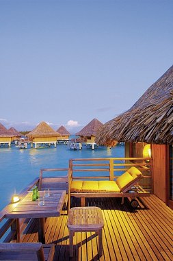 Veranda mit Liege auf dem Wasser